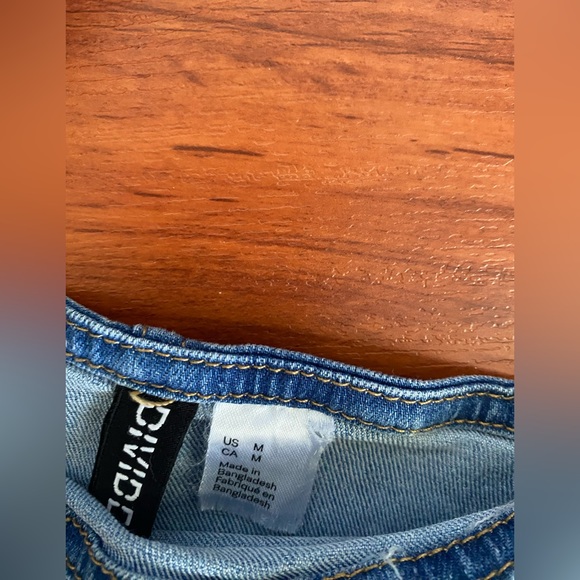 H&M PUFF SLEEVE DENIM MINI DRESS. MEDIUM - Picture 3 of 3